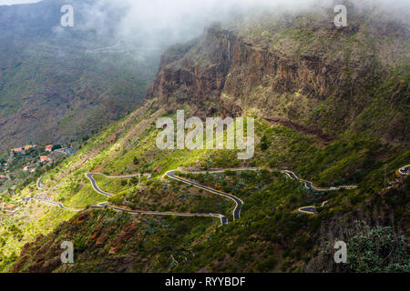 Strada a serpentina nel favoloso villaggio Masca nella gola di montagna l'attrazione più visitata di Tenerife, Spagna. Foto Stock