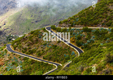 Strada a serpentina nel favoloso villaggio Masca nella gola di montagna l'attrazione più visitata di Tenerife, Spagna. Foto Stock