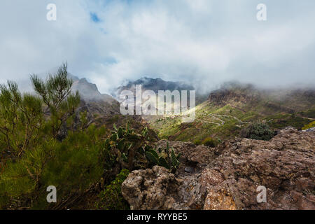 Strada a serpentina nel favoloso villaggio Masca nella gola di montagna l'attrazione più visitata di Tenerife, Spagna. Foto Stock