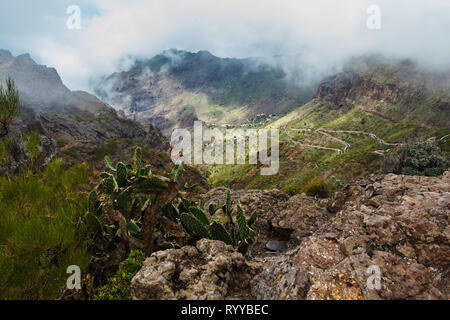 Strada a serpentina nel favoloso villaggio Masca nella gola di montagna l'attrazione più visitata di Tenerife, Spagna. Foto Stock