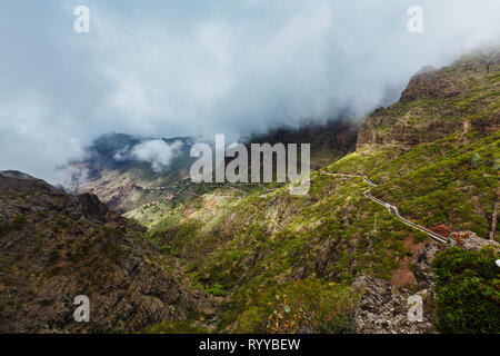 Strada a serpentina nel favoloso villaggio Masca nella gola di montagna l'attrazione più visitata di Tenerife, Spagna. Foto Stock