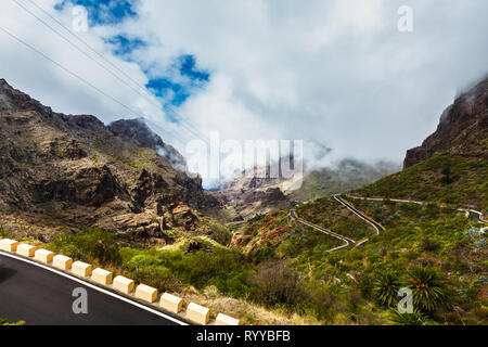 Strada a serpentina nel favoloso villaggio Masca nella gola di montagna l'attrazione più visitata di Tenerife, Spagna. Foto Stock