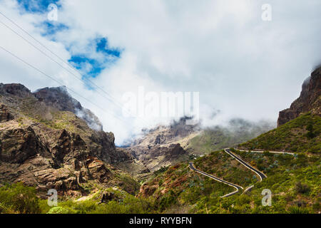 Strada a serpentina nel favoloso villaggio Masca nella gola di montagna l'attrazione più visitata di Tenerife, Spagna. Foto Stock