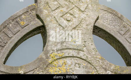 Approfondimento della grande stonehenge nel cimitero con il muschio sulla grande croce Foto Stock