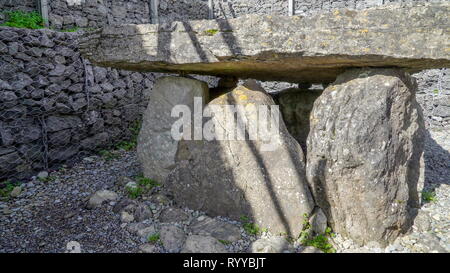 Uno di stonehenge costruito nel cimitero di Carrowmore è come un tavolo realizzato in grosse pietre Foto Stock