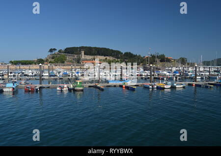 Marina con il Castello di Monterreal sullo sfondo a Bayonne. Natura, architettura, storia, Viaggi. Agosto 16, 2014. Bayona, Pontevedra, Galizia, Spagna Foto Stock