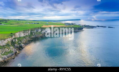 Paesaggio di antenna della vista del mare e la scogliera a Carrick-a-Rede ponte di corde destinazione turistica in Irlanda del Nord in Irlanda Foto Stock