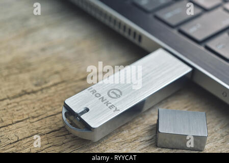 Galati, Romania - Marzo 15, 2019: Close up di Kingston Ironkey ultra sicuro di unità flash USB collegato al laptop sulla scrivania di legno Foto Stock