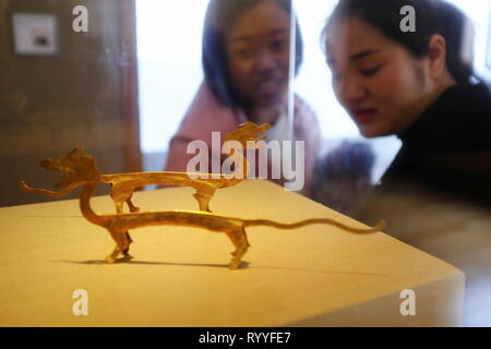 Due visitatori femmina guardando il Gold Dragon sculture dalla Dinastia Tang (618-907) a Suzhou Museum design by I.M.Pei.Suzhou.provincia dello Jiangsu.La Cina Foto Stock