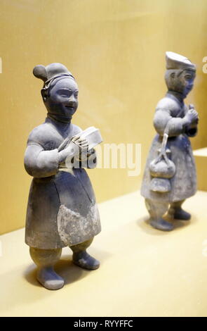 Figure di ceramica dei Servi con scatola in mani dalla dinastia Han display in Suzhou Museo progettato da I.M.Pei. Suzhou.provincia dello Jiangsu.La Cina Foto Stock