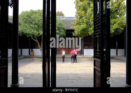 I visitatori nel cortile principale di Zhong Wang Fu dimora del principe aka Zhong della residenza. Suzhou. Provincia di Jiangsu. Cina Foto Stock