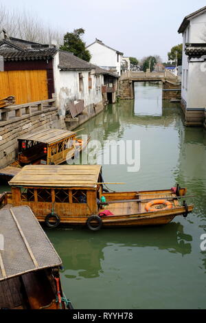 Gli operatori sanitari in legno barca di pulizia per la pulizia del canale di Suzhou. Suzhou.provincia dello Jiangsu.La Cina Foto Stock