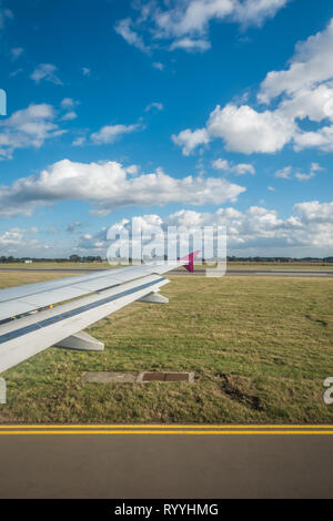 Luton, Inghilterra - Settembre 2018 : la visualizzazione della finestra di un'ala di un aereo in fase di atterraggio sull'aeroporto Foto Stock