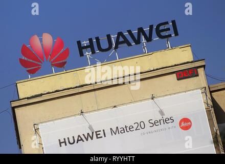 Bucarest, Romania - 10 Ottobre 2018: un logo di Huawei, Cinese di apparecchiature per telecomunicazioni, società viene visualizzato sulla parte superiore di un edificio, in Buch Foto Stock