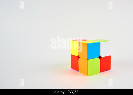 Cubo di Rubik su sfondo bianco Foto Stock