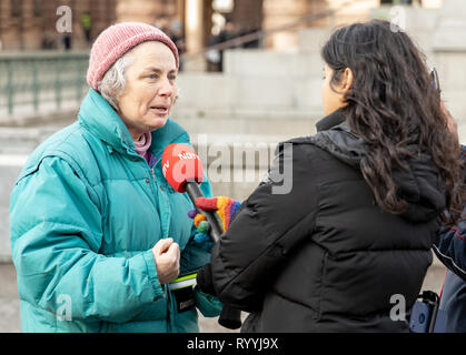 Stoccolma, Svezia - 15 febbraio 2019: clima di supporto degli attivisti16-anno-vecchio svedese Thunberg Greta chi protesta al di fuori del parlamento svedese Foto Stock
