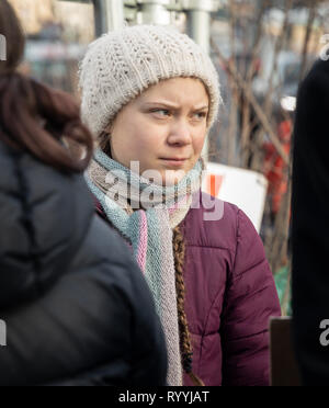 Stoccolma, Svezia - 15 febbraio 2019: 16-anno-vecchio attivista clima Greta Thunberg dimostrando al di fuori del parlamento svedese House (Riksdagshuset) Foto Stock