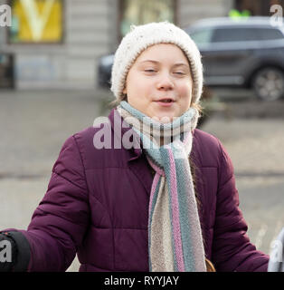 Stoccolma, Svezia - 15 febbraio 2019: 16-anno-vecchio attivista clima Greta Thunberg dimostrando al di fuori del parlamento svedese House (Riksdagshuset) Foto Stock