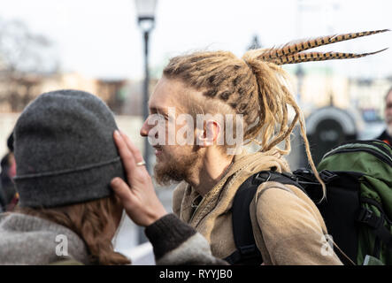 Stoccolma, Svezia - 15 febbraio 2019: clima di supporto degli attivisti16-anno-vecchio svedese Thunberg Greta chi protesta al di fuori del parlamento svedese Foto Stock