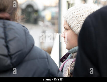 Stoccolma, Svezia - 15 febbraio 2019: 16-anno-vecchio attivista clima Greta Thunberg dimostrando al di fuori del parlamento svedese House (Riksdagshuset) Foto Stock