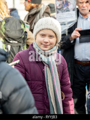 Stoccolma, Svezia - 15 febbraio 2019: 16-anno-vecchio attivista clima Greta Thunberg dimostrando al di fuori del parlamento svedese House (Riksdagshuset) Foto Stock
