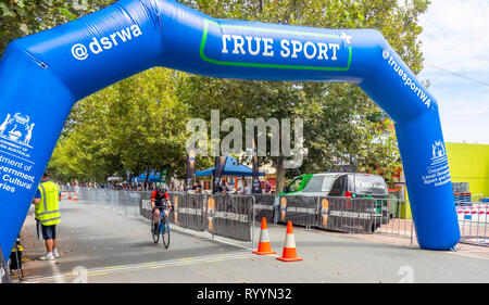 Ciclista racing nell'anello criterium estivo serie, road bike gare di Northbridge Marzo 2019, Perth WA Australia. Foto Stock