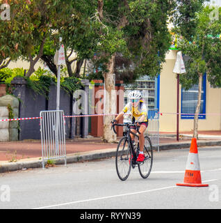 Ciclista racing nell'anello criterium estivo serie, road bike gare di Northbridge Marzo 2019, Perth WA Australia. Foto Stock