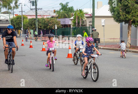 I genitori e i bambini i sorci manifestazione ciclistica ad anello criterium estivo serie, road bike gare di Northbridge Marzo 2019, Perth WA Australia. Foto Stock