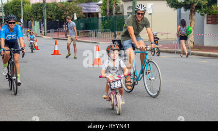 I genitori e i bambini i sorci manifestazione ciclistica ad anello criterium estivo serie, road bike gare di Northbridge Marzo 2019, Perth WA Australia. Foto Stock