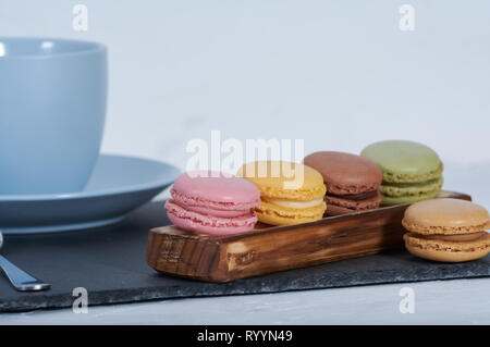 La prima colazione di macarons Stecca in legno Foto Stock