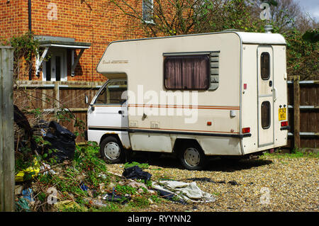 Un camper vintage in un vicolo in inghilterra Foto Stock