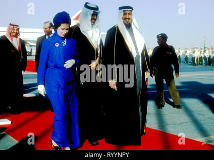 La regina Elisabetta II arriva a Riyadh sulla Concorde. Re Khalid (a destra) e il suo traduttore stanno ridendo, Duca di Edimburgo e Crown Prince Fahd dietro. 1979 Foto Stock