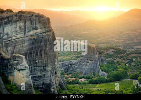 Vista panoramica di Meteora Valley, una formazione di roccia nella Grecia centrale che ospita uno dei più grandi complessi di orientale monasteri ortodossi, costruito su im Foto Stock