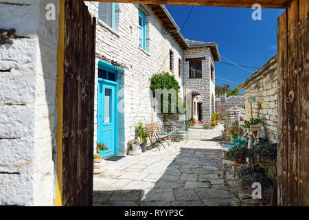 Tradizionali costruzioni in pietra e la passerella di pietra di Monodendri village, Zagoria area, Epiro, regione nord-occidentale della Grecia. Foto Stock