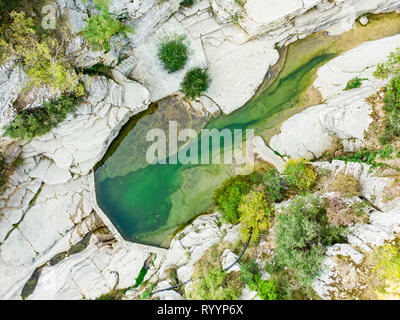 Antenna vista dall'alto in basso di Papigo rock pools, chiamato anche ovires, verde naturale acqua piscine situate in piccoli a parete liscia gorge nei pressi del villaggio di PAP Foto Stock