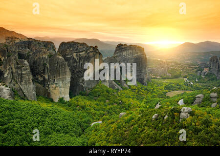 Vista panoramica di Meteora Valley, una formazione di roccia nella Grecia centrale che ospita uno dei più grandi complessi di orientale monasteri ortodossi, costruito su im Foto Stock