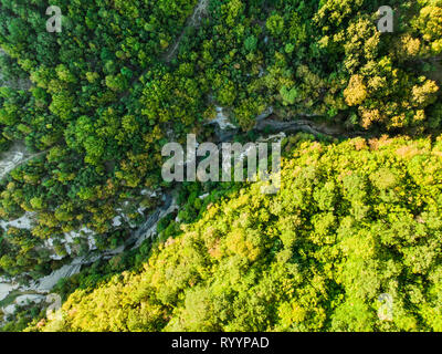 Antenna vista dall'alto in basso di Papigo rock pools, chiamato anche ovires, verde naturale acqua piscine situate in piccoli a parete liscia gorge nei pressi del villaggio di PAP Foto Stock