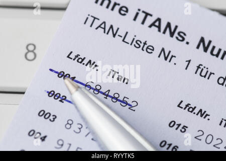 ITan-list con la penna e la tastiera del computer Foto Stock