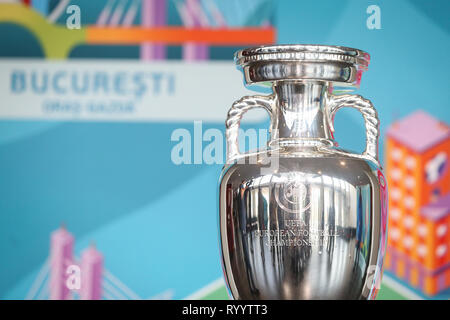 Bucarest, Romania - 16 Marzo 2019: l'originale di UEFA EURO 2020 Trofeo del torneo è stato presentato al pubblico sul National Arena Stadium di B Foto Stock