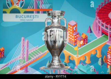 Bucarest, Romania - 16 Marzo 2019: l'originale di UEFA EURO 2020 Trofeo del torneo è stato presentato al pubblico sul National Arena Stadium di B Foto Stock