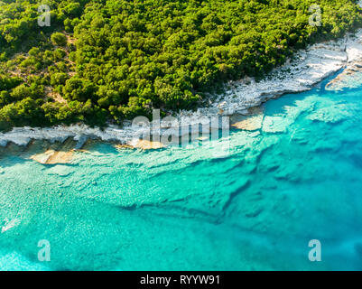 Vista aerea di Emplisi spiaggia pittoresca spiaggia sassosa in una baia isolata, con acque chiare popolare per lo snorkelling. Piccola spiaggia di ciottoli vicino a Fiscardo t Foto Stock