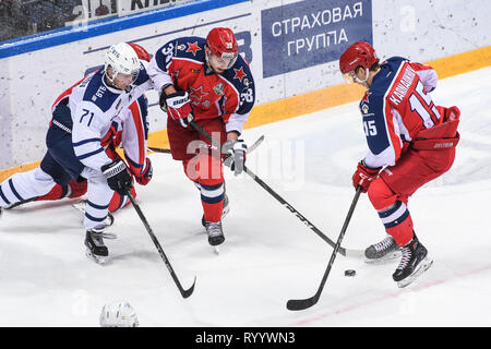 Mosca. Xv Mar, 2019. Mikhail Naumenkov (C) del CSKA Mosca il sistema VIES con Ivan Muranov (L) della dinamo Mosca durante il 2018-2019 KHL Play-off game a Mosca, in Russia, il 15 marzo 2019. Dinamo vinta da 1-0 in ore di lavoro straordinario. Credito: Evgeny Sinitsyn/Xinhua/Alamy Live News Foto Stock