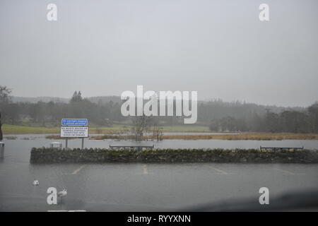 Glasgow, Regno Unito. Il 15 marzo 2019. Conseguenze della tempesta Hannah - La pittoresca cittadina Scozzese di Callander è visto a fianco del fiume che ha scoppiare le sue banche con il diluvio di acqua che è scesa negli ultimi giorni. Normalmente le piccole e fiume che scorre gentilmente è stato trasformato in una vasta fascia di veloce che scorre acqua profonda. Quasi tutto il parcheggio e Riverside, bambini Parco giochi è tutto sotto l'acqua. Ulteriori fino al fiume, i laghi hanno sommerso di alberi e recinzioni e sono quasi scoppiare le loro banche, lasciando il bestiame bloccato. Credito: Colin Fisher/Alamy Live News Foto Stock