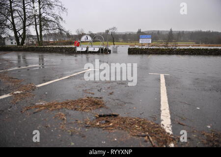 Glasgow, Regno Unito. Il 15 marzo 2019. Conseguenze della tempesta Hannah - La pittoresca cittadina Scozzese di Callander è visto a fianco del fiume che ha scoppiare le sue banche con il diluvio di acqua che è scesa negli ultimi giorni. Normalmente le piccole e fiume che scorre gentilmente è stato trasformato in una vasta fascia di veloce che scorre acqua profonda. Quasi tutto il parcheggio e Riverside, bambini Parco giochi è tutto sotto l'acqua. Ulteriori fino al fiume, i laghi hanno sommerso di alberi e recinzioni e sono quasi scoppiare le loro banche, lasciando il bestiame bloccato. Credito: Colin Fisher/Alamy Live News Foto Stock