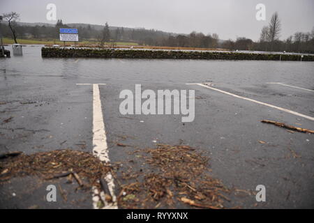 Glasgow, Regno Unito. Il 15 marzo 2019. Conseguenze della tempesta Hannah - La pittoresca cittadina Scozzese di Callander è visto a fianco del fiume che ha scoppiare le sue banche con il diluvio di acqua che è scesa negli ultimi giorni. Normalmente le piccole e fiume che scorre gentilmente è stato trasformato in una vasta fascia di veloce che scorre acqua profonda. Quasi tutto il parcheggio e Riverside, bambini Parco giochi è tutto sotto l'acqua. Ulteriori fino al fiume, i laghi hanno sommerso di alberi e recinzioni e sono quasi scoppiare le loro banche, lasciando il bestiame bloccato. Credito: Colin Fisher/Alamy Live News Foto Stock