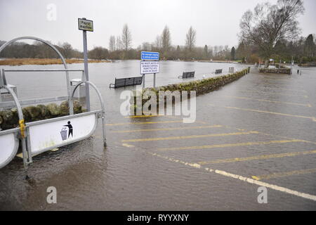 Glasgow, Regno Unito. Il 15 marzo 2019. Conseguenze della tempesta Hannah - La pittoresca cittadina Scozzese di Callander è visto a fianco del fiume che ha scoppiare le sue banche con il diluvio di acqua che è scesa negli ultimi giorni. Normalmente le piccole e fiume che scorre gentilmente è stato trasformato in una vasta fascia di veloce che scorre acqua profonda. Quasi tutto il parcheggio e Riverside, bambini Parco giochi è tutto sotto l'acqua. Ulteriori fino al fiume, i laghi hanno sommerso di alberi e recinzioni e sono quasi scoppiare le loro banche, lasciando il bestiame bloccato. Credito: Colin Fisher/Alamy Live News Foto Stock