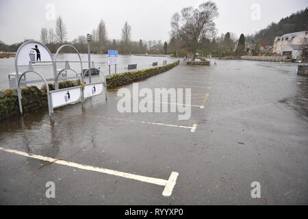 Glasgow, Regno Unito. Il 15 marzo 2019. Conseguenze della tempesta Hannah - La pittoresca cittadina Scozzese di Callander è visto a fianco del fiume che ha scoppiare le sue banche con il diluvio di acqua che è scesa negli ultimi giorni. Normalmente le piccole e fiume che scorre gentilmente è stato trasformato in una vasta fascia di veloce che scorre acqua profonda. Quasi tutto il parcheggio e Riverside, bambini Parco giochi è tutto sotto l'acqua. Ulteriori fino al fiume, i laghi hanno sommerso di alberi e recinzioni e sono quasi scoppiare le loro banche, lasciando il bestiame bloccato. Credito: Colin Fisher/Alamy Live News Foto Stock