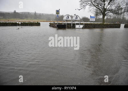 Glasgow, Regno Unito. Il 15 marzo 2019. Conseguenze della tempesta Hannah - La pittoresca cittadina Scozzese di Callander è visto a fianco del fiume che ha scoppiare le sue banche con il diluvio di acqua che è scesa negli ultimi giorni. Normalmente le piccole e fiume che scorre gentilmente è stato trasformato in una vasta fascia di veloce che scorre acqua profonda. Quasi tutto il parcheggio e Riverside, bambini Parco giochi è tutto sotto l'acqua. Ulteriori fino al fiume, i laghi hanno sommerso di alberi e recinzioni e sono quasi scoppiare le loro banche, lasciando il bestiame bloccato. Credito: Colin Fisher/Alamy Live News Foto Stock