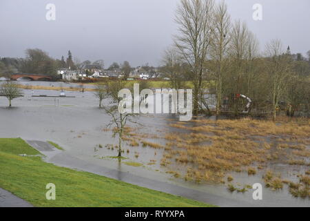 Glasgow, Regno Unito. Il 15 marzo 2019. Conseguenze della tempesta Hannah - La pittoresca cittadina Scozzese di Callander è visto a fianco del fiume che ha scoppiare le sue banche con il diluvio di acqua che è scesa negli ultimi giorni. Normalmente le piccole e fiume che scorre gentilmente è stato trasformato in una vasta fascia di veloce che scorre acqua profonda. Quasi tutto il parcheggio e Riverside, bambini Parco giochi è tutto sotto l'acqua. Ulteriori fino al fiume, i laghi hanno sommerso di alberi e recinzioni e sono quasi scoppiare le loro banche, lasciando il bestiame bloccato. Credito: Colin Fisher/Alamy Live News Foto Stock