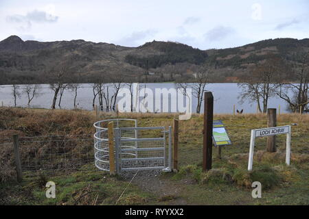 Il Trossachs, UK. Il 15 marzo 2019. Conseguenze della tempesta Hannah - Scene di Loch Achray nel Trossachs vicino alla città di Callander. I campi, le recinzioni e gli alberi o sotto l'acqua, o parzialmente sommerso. Il terreno fangoso è saturato con acqua. Il livello delle acque del lago è quasi fino a lato strada al piano terra inferiore. Il fiume che scorre fuori del loch ha anche il suo burst banche e invaso parte del territorio della città di Callander a poche miglia di distanza. Credito: Colin Fisher/Alamy Live News Foto Stock